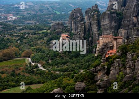 Les monastères de meteora kalampaka sont construits au sommet d'une crête de grès. Monastère Sainte barbara Rousanou, kalabaka Grèce Banque D'Images