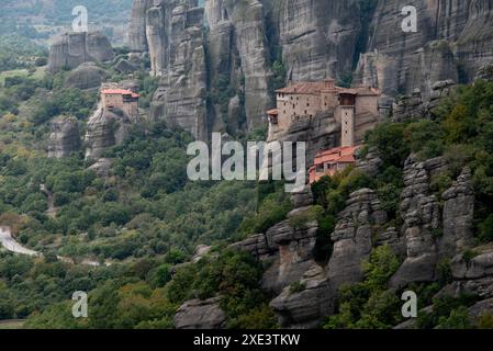 Les monastères de meteora kalampaka sont construits au sommet d'une crête de grès. Monastère Sainte barbara Rosanou, kalabaka Grèce Banque D'Images