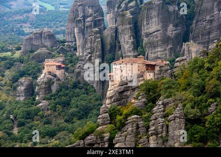 Les monastères de meteora kalampaka sont construits au sommet d'une crête de grès. Monastère Sainte barbara Rousanou, kalabaka Grèce Banque D'Images