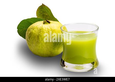 Jus de goyave vert frais et fruits de goyave sucrés mûrs avec des feuilles de goyave. Banque D'Images