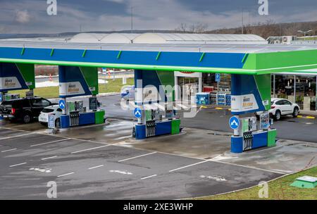 Caradice, Slovaquie - 25 décembre 2023 : station-service OMV. Station-service. OMV est une multinationale autrichienne intégrée pétrolière et gazière Banque D'Images