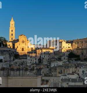 Vue sur la cathédrale historique de Maratea et les maisons en pierre des Sassi di Matera dans la lumière dorée chaude du soir Banque D'Images