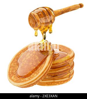 Pile de crêpes avec du miel égouttant isolé sur fond blanc Banque D'Images