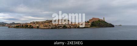 Panorama urbain du port et de la vieille ville de Portoferraio sur l'île d'Elbe Banque D'Images