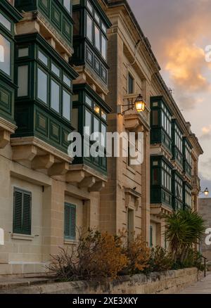 Vue sur les Gallarijas colorées typiques ou les balcons fermés dans le centre de la Valette à Malte Banque D'Images