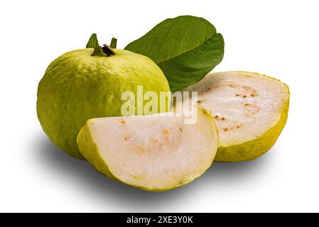 Vue latérale de fruits de goyave frais entiers et demi avec feuille de goyave verte. Banque D'Images