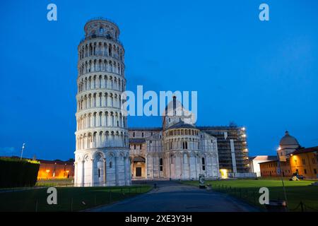 Pise, Italie - tour penchée et panorama de la cathédrale par nuit, ciel bleu Banque D'Images