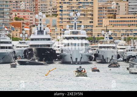 Monaco, Monte Carlo, 29 septembre 2022 - beaucoup de yachts de luxe à la célèbre exposition des bateaux à moteur, les bateaux les plus chers pour Banque D'Images