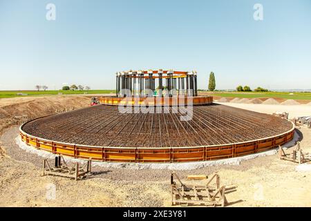 Chantier de construction. fondation en béton d'éoliennes avec béton et acier. construction d'un turbi éolien Banque D'Images