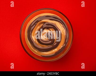 Caramel et crème au chocolat tourbillon, vue de dessus Banque D'Images