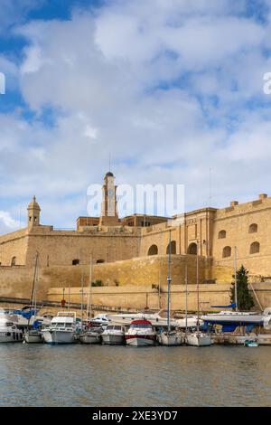 De nombreux bateaux dans le Grand Port de la Valette avec la forteresse de Birgu en arrière-plan Banque D'Images