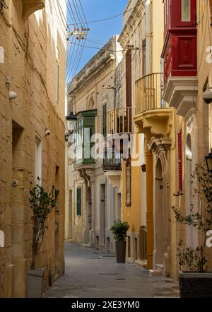 Rue pittoresque étroite dans le centre-ville historique de Rabat avec balcons Gallarija colorés Banque D'Images