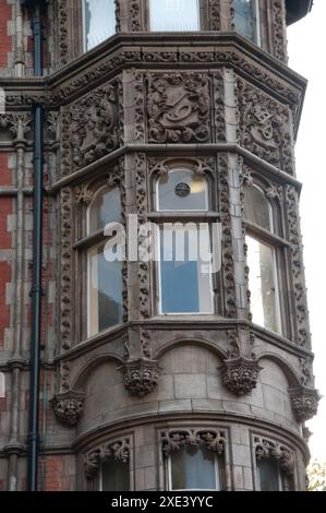 Détail du bâtiment orné (tour hexagonale) sur Malet Street, Bloomsbury, Londres, Angleterre, Royaume-Uni Banque D'Images