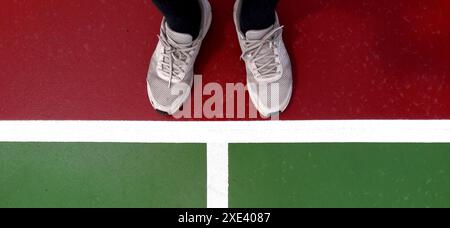 Pieds d'athlète avec des lignes sur le terrain de sport extérieur, fond de sport abstrait ou texture. Banque D'Images