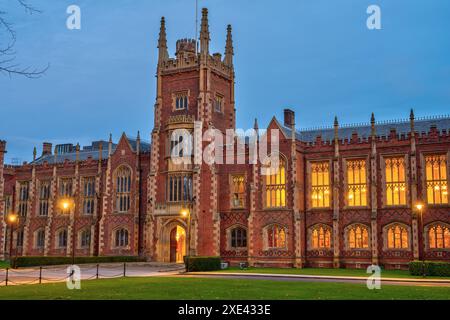 L'imposant bâtiment principal de l'Université Queens à Belfast au crépuscule Banque D'Images