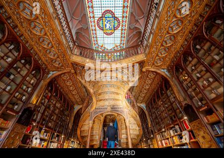 Porto, Portugal - 7 février 2023 : intérieur de la librairie Lello Livraria Lello une des plus belles librairies du monde Banque D'Images