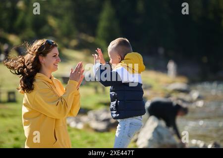 Une mère et son fils créent des souvenirs chéris alors qu'ils s'engagent dans des activités de plein air ludiques, leur rire faisant écho à la joie de Sha Banque D'Images