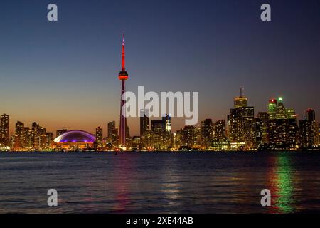 Toronto, Ontario, Canada. 4 juin 2023. Une vue horizontale d'une ligne d'horizon de Toronto pendant une nuit d'été Banque D'Images