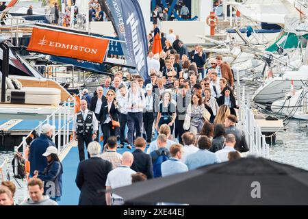 Monaco, Monte Carlo, 29 septembre 2022 - le célèbre salon des bateaux à moteur, le salon des méga yachts, les clients et les courtiers en yachts discutent Banque D'Images