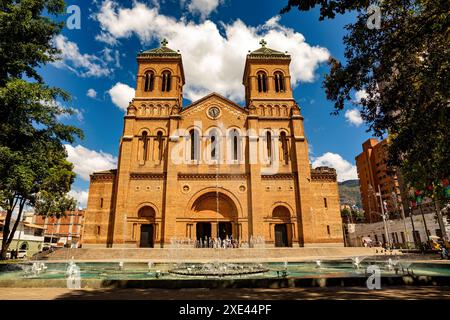 Cathédrale métropolitaine de Medellin, grandes œuvres architecturales de Colombie, un joyau néo-roman, dans le style basilique romain. Colomb Banque D'Images