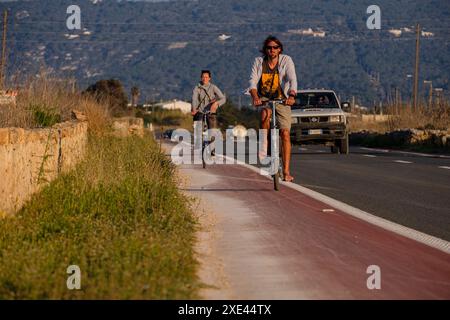 Cyclistes sur la route principale Banque D'Images