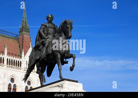 Statue équestre de Gyula Andrassy devant le Parlement à Budapest, Hongrie Banque D'Images