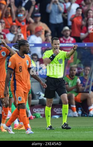 Berlin, Allemagne. 25 juin 2024. L'arbitre Ivan Kruzliak (R) attribue un but aux pays-Bas marqués par Memphis Depay après avoir vérifié le VAR monitor lors du match UEFA Euro 2024 Groupe d entre les pays-Bas et l'Autriche à Berlin, Allemagne, le 25 juin 2024. Crédit : Peng Ziyang/Xinhua/Alamy Live News Banque D'Images