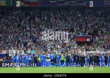 Cologne, Allemagne. 25 juin 2024. Les joueurs de Slovénie accueillent les spectateurs après le match UEFA Euro 2024 Groupe C entre l'Angleterre et la Slovénie à Cologne, Allemagne, le 25 juin 2024. Crédit : Bai Xuefei/Xinhua/Alamy Live News Banque D'Images