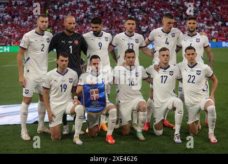 Munich, Allemagne. 25 juin 2024. Les joueurs débutants de l'équipe Serbie posent pour les photos avant le match du Groupe C de l'UEFA Euro 2024 entre le Danemark et la Serbie à Munich, en Allemagne, le 25 juin 2024. Crédit : Philippe Ruiz/Xinhua/Alamy Live News Banque D'Images