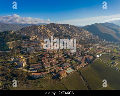 Drone perspective de la ville historique de Gangi, au sommet d'une colline, dans le centre de la Sicile Banque D'Images