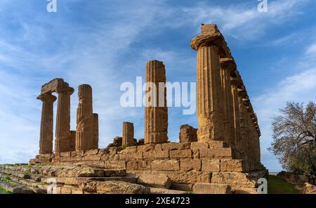 Vue sur le temple d'Héra dans la vallée des temples près d'Agrigente Banque D'Images