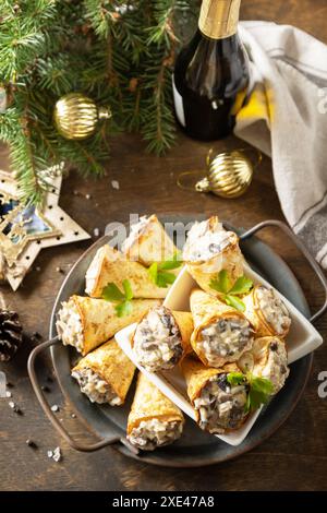 Hors-d'œuvre créatifs noël. Cornet de lavash avec salade de poulet et de champignons sur une assiette. Banque D'Images