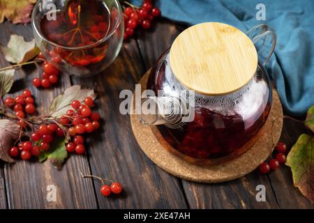 Thé d'automne, boisson saisonnière de vitamine de baies. Viburnum et tasse de thé viburnum sain sur un fond de bois. Banque D'Images