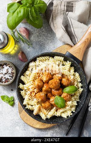 Cuisine italienne.Pâtes italiennes fusilli avec boulettes de viande sauce tomate et basilic sur fond de pierre grise.Flat lay, vue de dessus. Banque D'Images