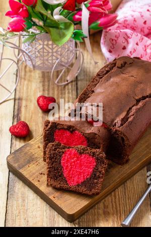 Dessert Saint-Valentin, anniversaire ou fête des mères, plats festifs faits maison. Gâteau au brownie au chocolat sucré fait maison avec HEA rouge Banque D'Images