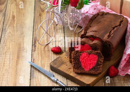 Dessert Saint-Valentin, anniversaire ou fête des mères, plats festifs faits maison. Gâteau au brownie au chocolat sucré fait maison avec HEA rouge Banque D'Images