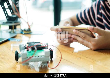 Étudiant faisant un projet de robot en science technologie de programmation robotique et concept d'éducation STEM. Banque D'Images