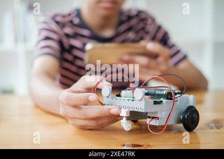 Étudiant faisant un projet de robot en science technologie de programmation robotique et concept d'éducation STEM. Banque D'Images