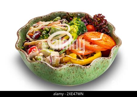 Vue en angle élevé du bol à salade isolé sur fond blanc. Banque D'Images