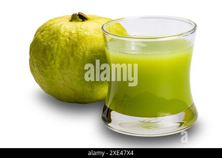 Vue rapprochée du jus de goyave vert frais et des fruits de goyave mûrs. Banque D'Images