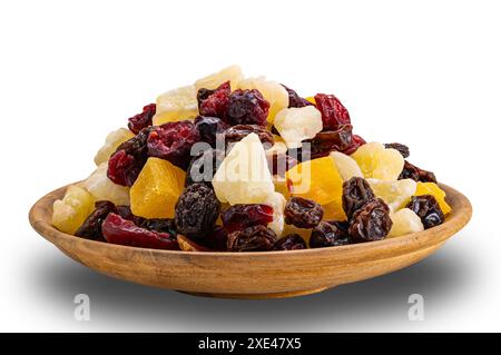 Vue sur de délicieux fruits tropicaux séchés sucrés dans une assiette en bois. Banque D'Images