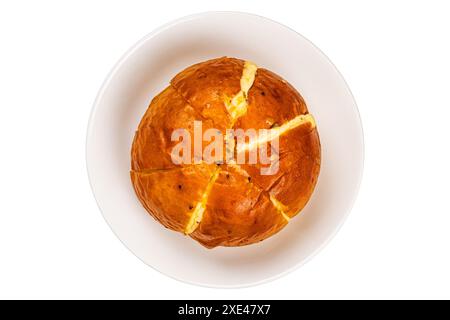 Vue de dessus du pain à l'ail au fromage à la crème coréen fait maison dans une assiette en céramique blanche. Banque D'Images