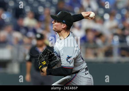 Kansas City, Missouri, États-Unis. 25 juin 2024. Le lanceur des Miami Marlins Calvin Faucher (53) affronte les Royals de Kansas City lors de la huitième manche au Kauffman Stadium de Kansas City, Missouri. David Smith/CSM/Alamy Live News Banque D'Images