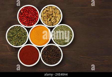 Groupe de bols avec épices assorties Banque D'Images