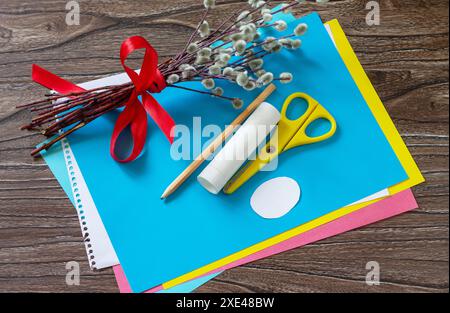 Instructions, étape 1. Félicitation carte de lapin de Pâques jouet avec oeuf de pâques. Fait à la main. Projet de créativité enfantine, handicapraf Banque D'Images