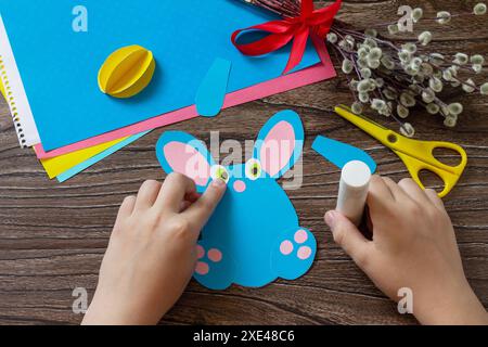 Instructions, étape 6. Félicitation carte de lapin de Pâques jouet avec oeuf de pâques. Fait à la main. Projet de créativité enfantine, handicapraf Banque D'Images