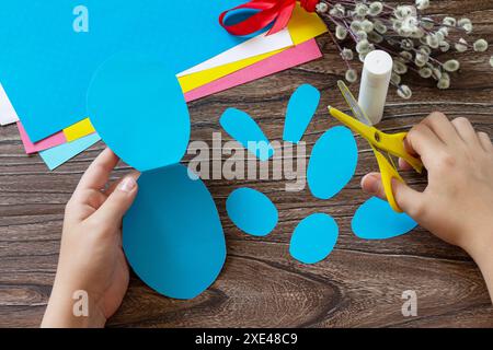 Instructions, étape 3. Félicitation carte de lapin de Pâques jouet avec oeuf de pâques. Fait à la main. Projet de créativité enfantine, handicapraf Banque D'Images