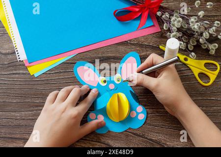 Instructions, étape 8. Félicitation carte de lapin de Pâques jouet avec oeuf de pâques. Fait à la main. Projet de créativité enfantine, handicapraf Banque D'Images