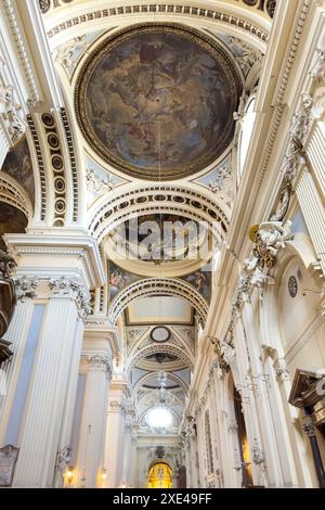 Saragosse, Espagne - 30 mars 2023 : : intérieur de la basilique Cathédrale notre-Dame du pilier, Saragosse, Espagne Banque D'Images