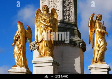 Sculpture de Zagreb de l'Ange d'Or devant la cathédrale, Croatie Banque D'Images